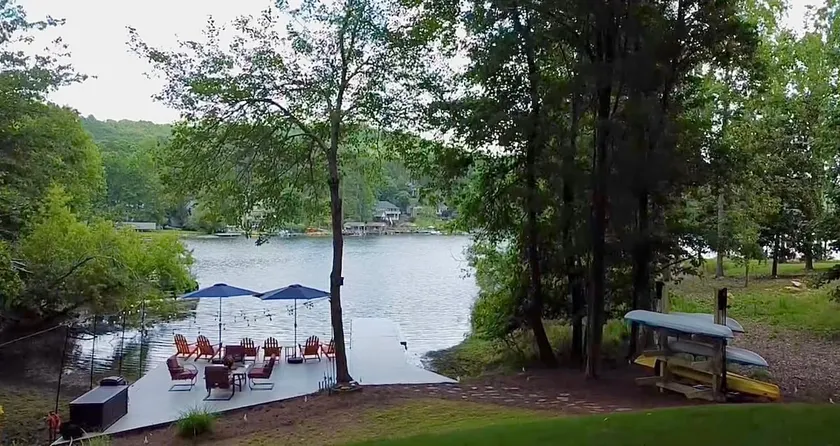 Lakefront*Hot Tub*Babbling Brook*Quaint Setting - Image 1