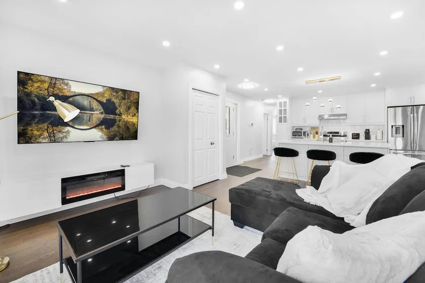 Luxury Estate Renovated 3 BD with 65inch TV WFH that Sleeps 9 - Image 1