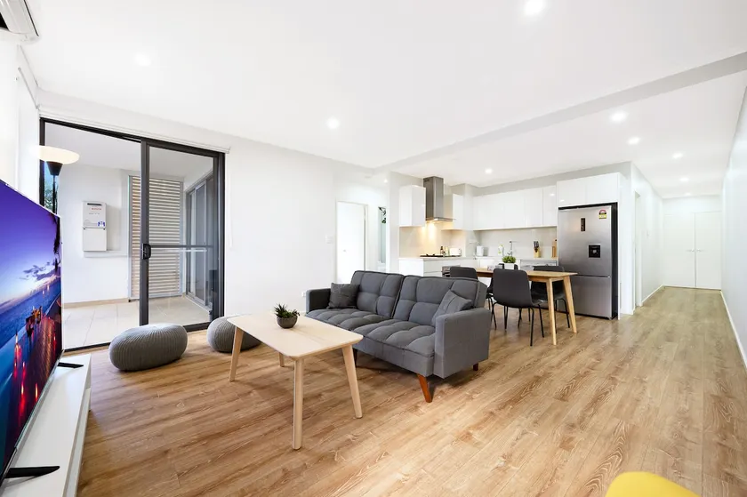 Sunny 2 bedrooms + sofa bed: close to Train/shops - Image 1