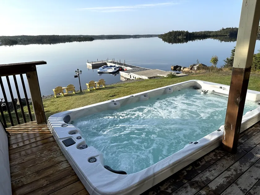 Moments Cottage | Waterfront Spa - Image 1