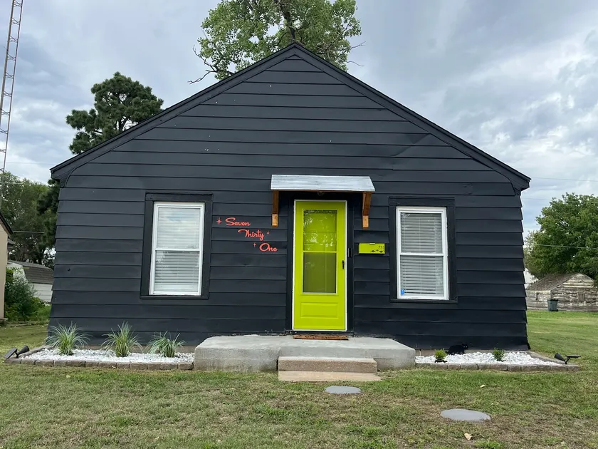 Retro Retreat: Cozy Mini Home - Image 1