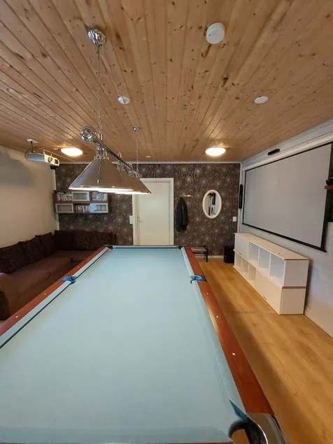 2 bedrooms and a living room - Image 1