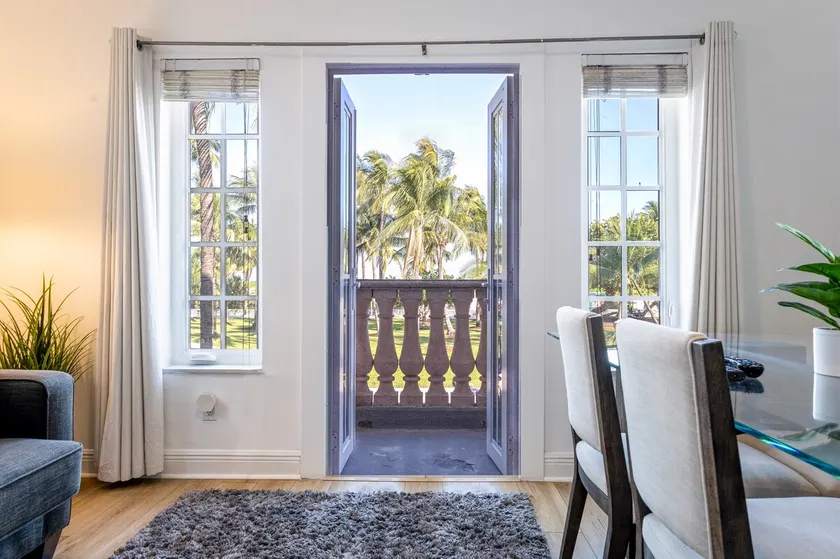 Ocean Drive apartment w balcony | WALK to Beach - Image 1