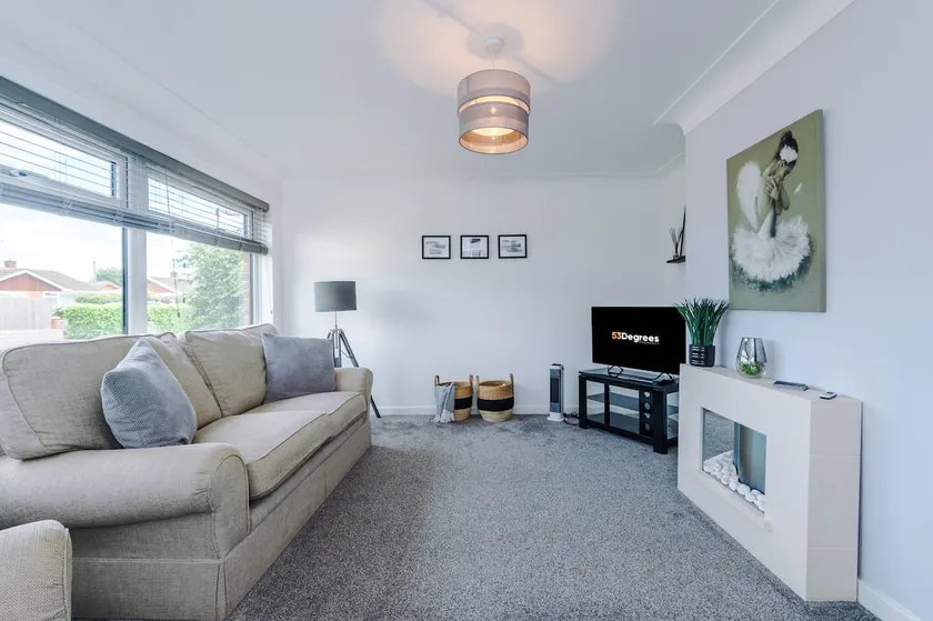 NEW! 3-Bed Stunning Bungalow in Wrexham by 53 Degrees Property, Ideal for Groups, FREE Parking! - Image 1