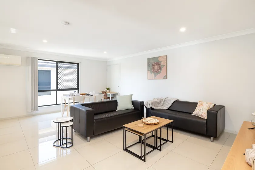 Family Rocklea 3BR | Spacious w/ Parking | 219D3 - Image 1