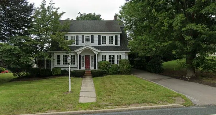 Charming colonial near Newport - Image 1