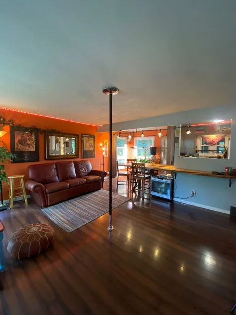Maple St. Eco Retreat-Free Daytime EV Charging! - Image 1