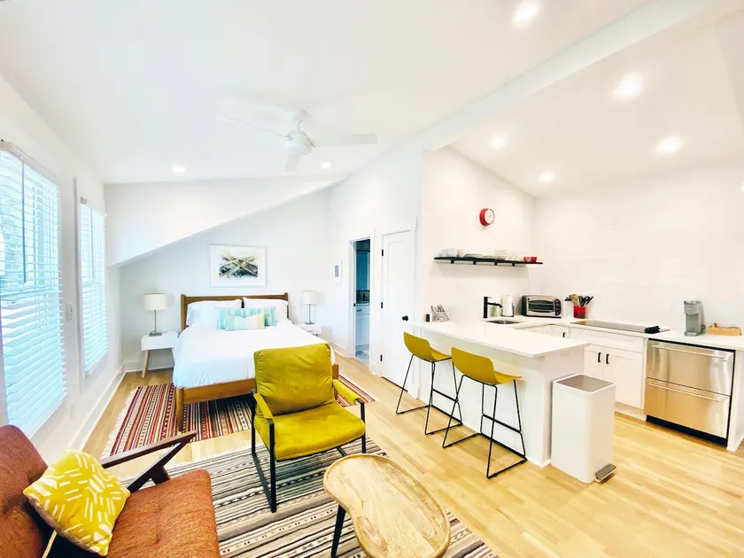 Vibrant Studio in Historic Grant Park - Image 1