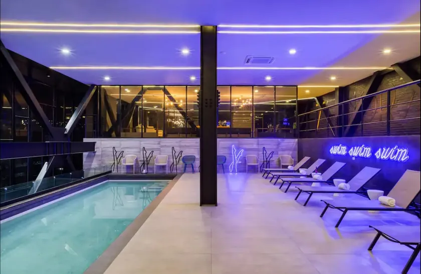 Luxury 2BD Downtown + Pool + Gym - Image 1