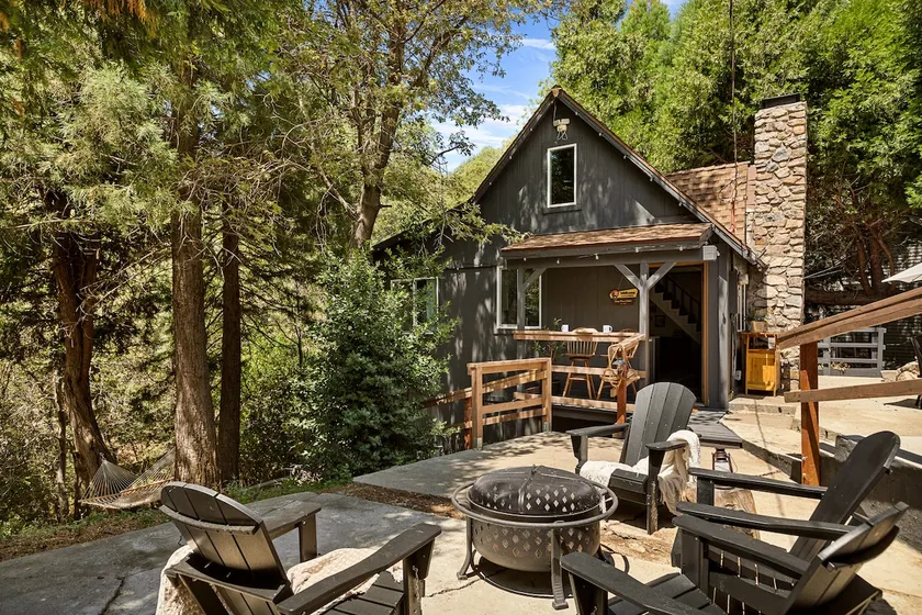 Designer Cabin at LAKE Gregory- walk to town - Image 1