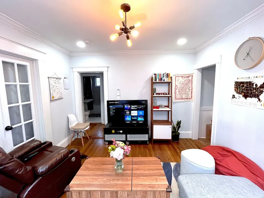 Bright 2BR Near Davis Sq 6mins walk to T with AC - Image 1