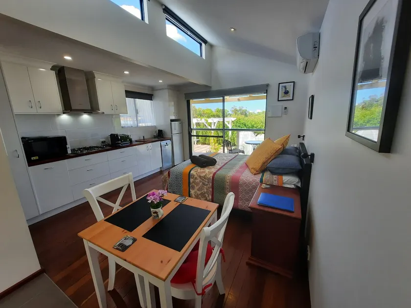 Cosy retreat centrally located - Image 1
