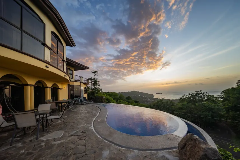 Infinity Pool + Ocean Views – 30min to Airport - Image 1