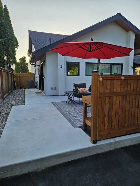 Wine, Lake, Repeat I City Edge Retreat Naramata Wine Gateway - Image 1