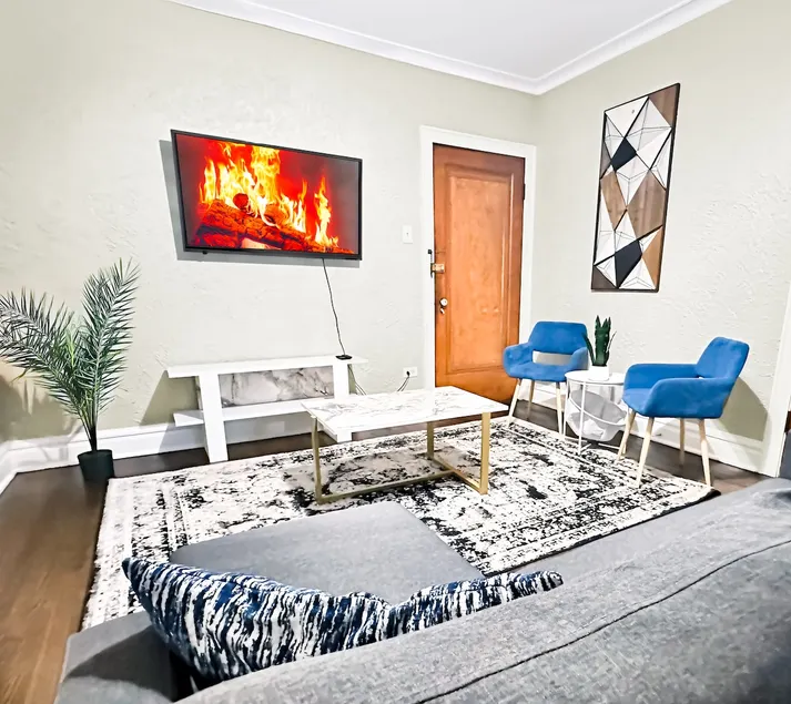 Cozy 1BR Near City + Airport - Image 1