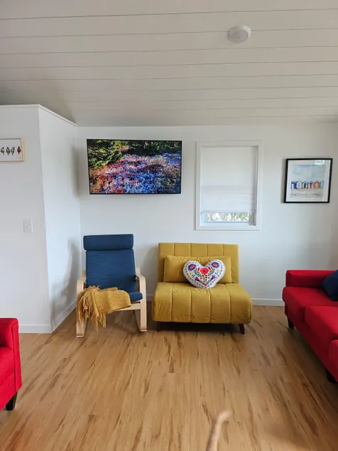 Waterfront Cozy Cottage - Image 1