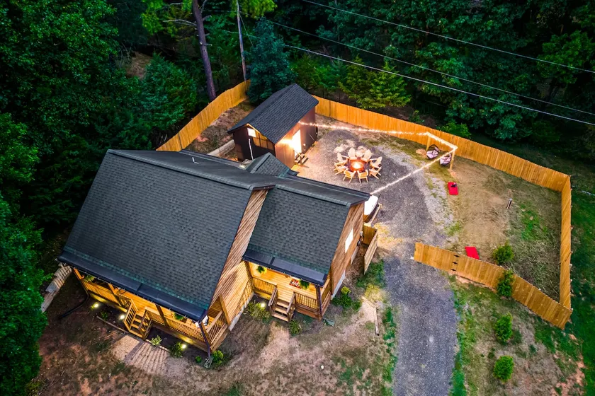 Hawksbill Getaway: Hot tub, Movie-Fun shed, Fenced - Image 1