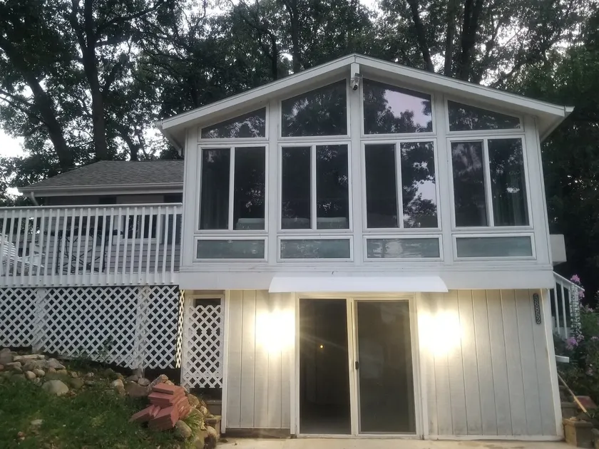 Charming 3-Bedroom Lakeview Home - Image 1
