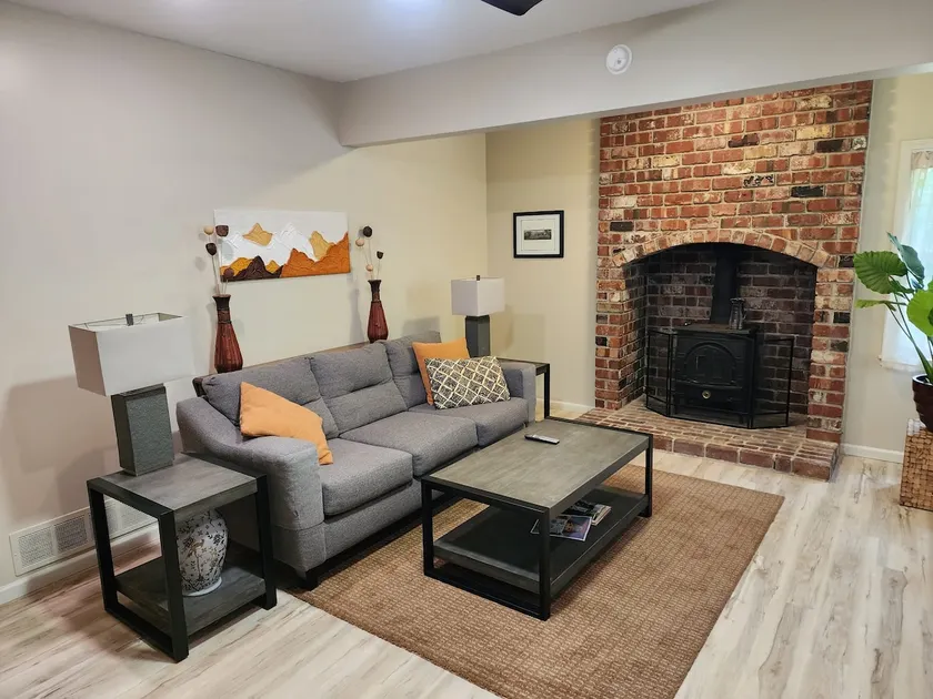 2BR cottage on quiet cul-de-sac. - Image 1