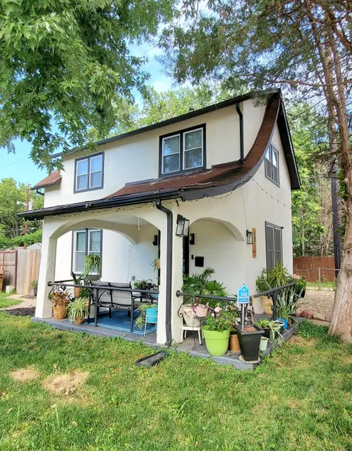 Modern home in Topeka - Image 1