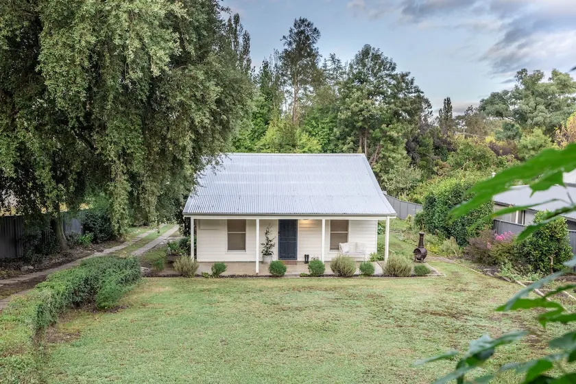 Pet friendly Cottage with fireplace - Walk to town - Image 1