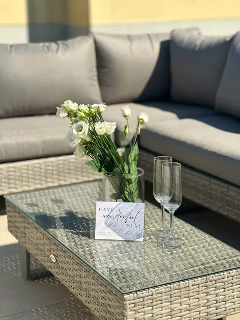 Private suite with sea view - Image 1
