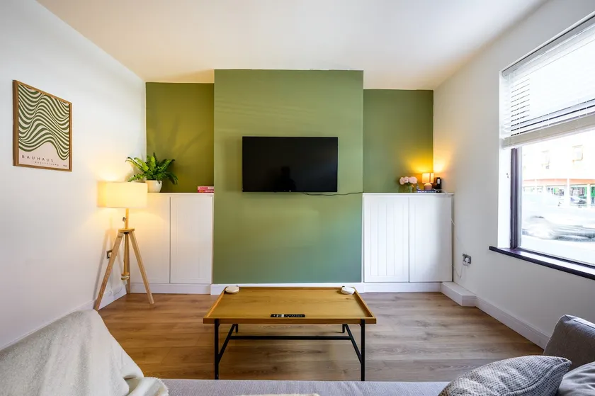 Beautiful 2 Bedroom House in Atherton, Free Parking - Image 1