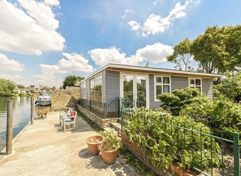 Serene spacious room (double) in gorgeous bungalow on river near Thorpe park and Holloway University Egham - Image 1