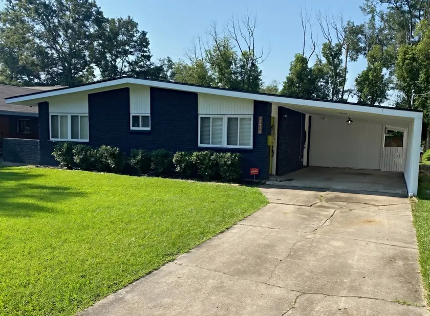 Cozy Modern 3 Bedroom Bungalow - Image 1