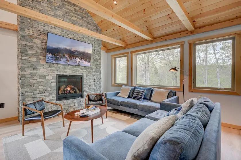 Spacious White Mountain Home w/2 Masters+Hot Tub - Image 1