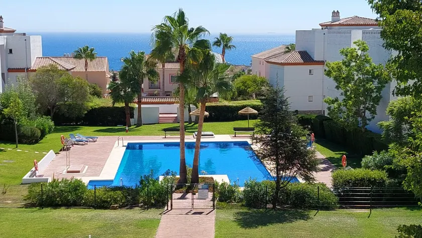Beach house with a dreamy terrace in Alcaidesa - Image 1