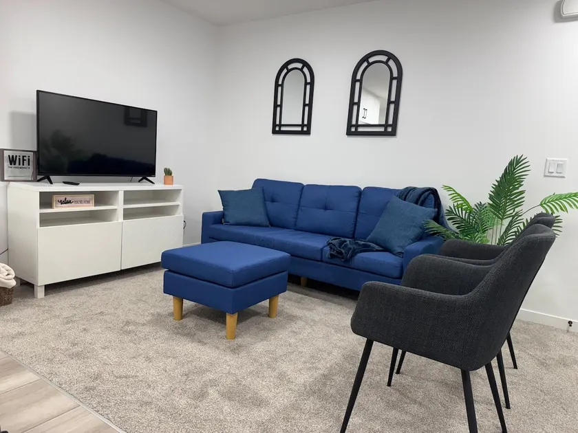 Cozy 2-bedroom suite in Calgary - Image 1