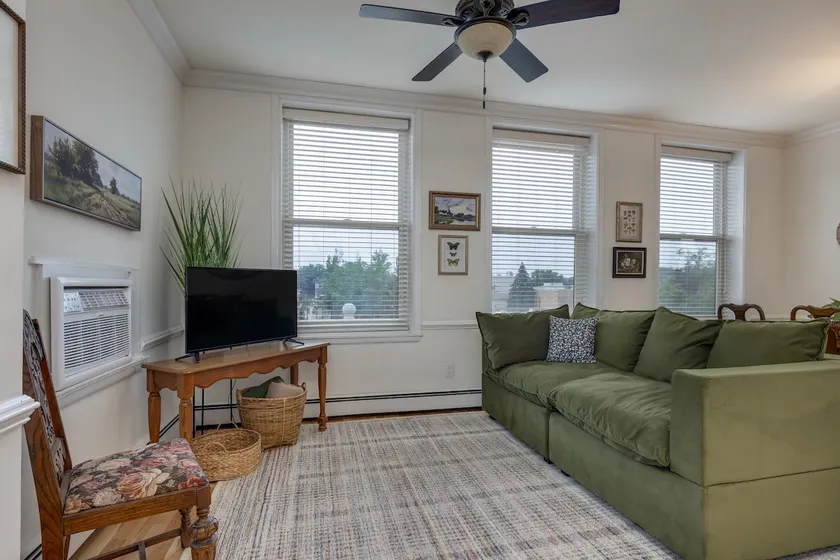 Downtown 1 Bdrm - Walk to coffee and tacos! - Image 1