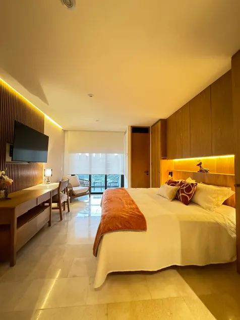 Modern Oceanfront Apartment - Image 1