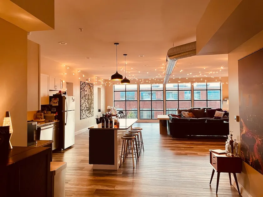 Midtown's Coolest Penthouse Apt—Free Parking! - Image 1