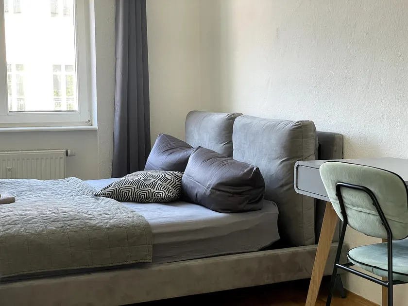 Spacious 5 Bedroom Apartment w/Balcony for Groups - Image 1