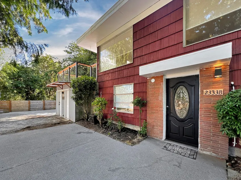 Stylish 2BR/2BA Close to Lake WA - Image 1