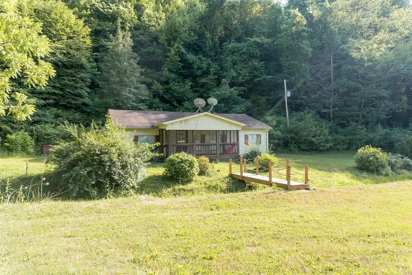 The Lee House in Springtown - Image 1