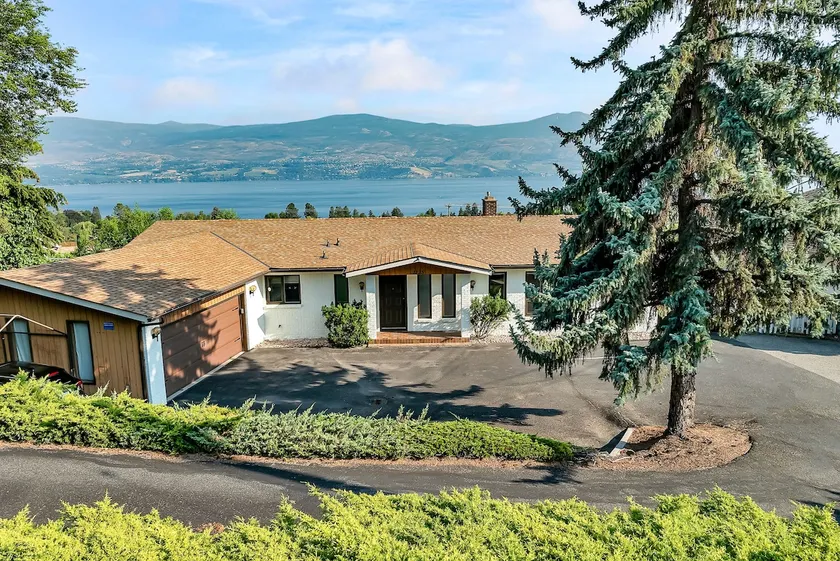 The Gregory | 180° Lake Views, Pool, & Hot Tub - Image 1