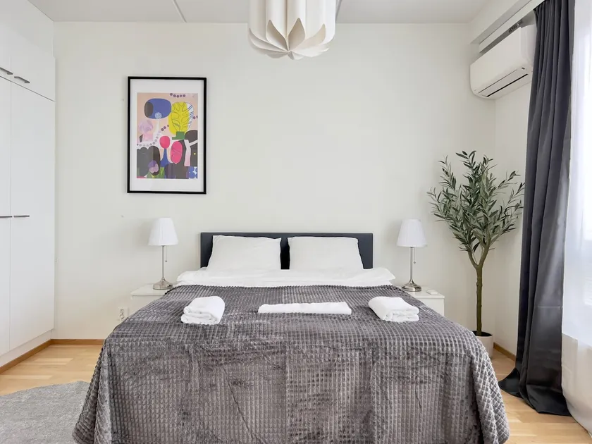 Modern Airport Apartment - Image 1