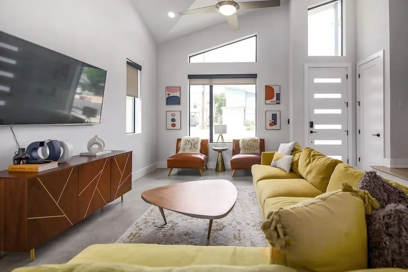 Casa Contempo - Sleeps 6, Parking, Pool, Yard, NEW - Image 1