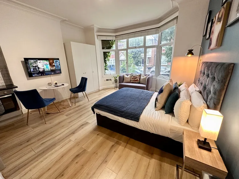 Stylish comfortable studio in London, Zone 3 - Image 1