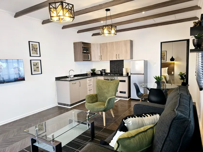 Urban 4 Sleeper Serviced Cottage - Image 1