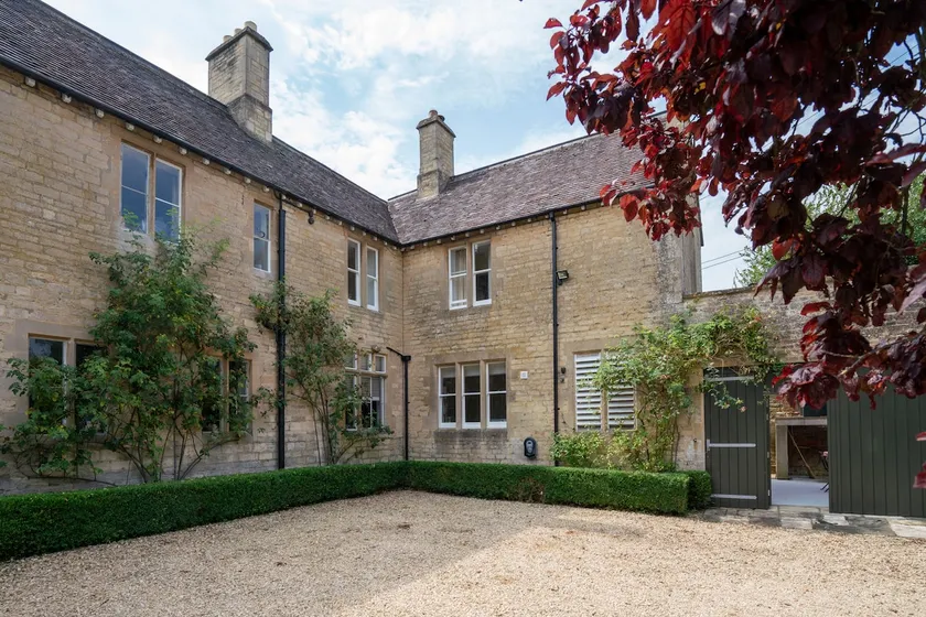 Cotswold Village Farmhouse 3 ensuite bed parking - Pass the Keys - Image 1
