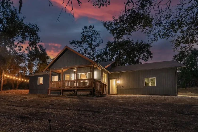 Cozy Cabin! BBQ • Spa • Fire Pit • Kids Play Zone - Image 1