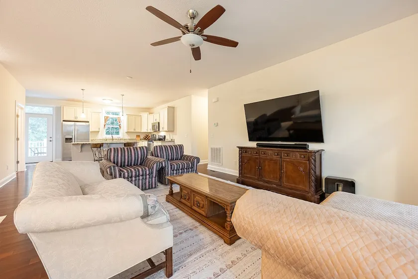 Short walk to Downtown and Lane Stadium! - Image 1