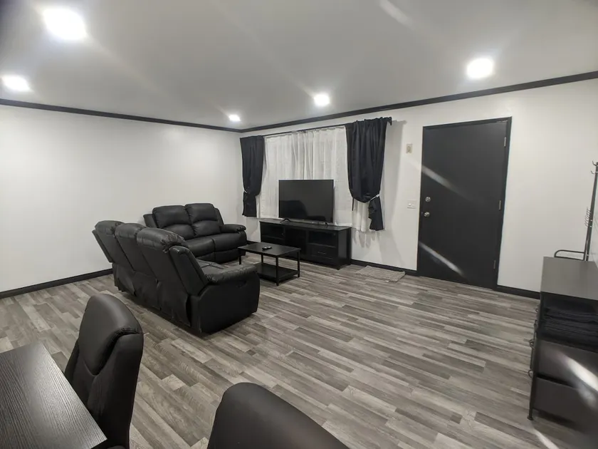 3 bedroom with 4 beds, 2 bathroom. Central to Los Angeles Metro Area, 7123 - Image 1