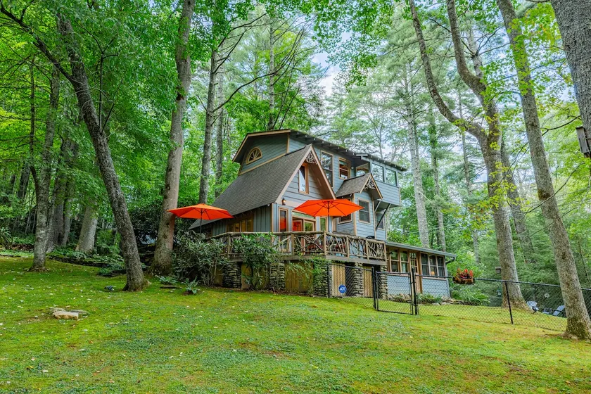 Magical Cabin near Main St Waterfalls Hikes - Image 1