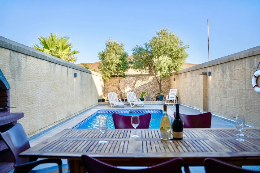 5 dormitorios, 4 baños con piscina privada. - Image 1