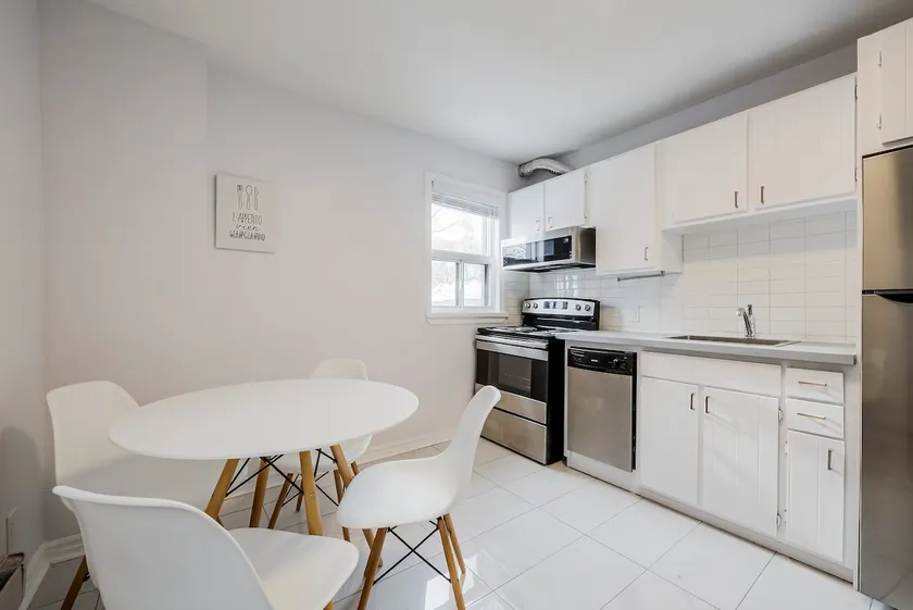 Sleeps 4, 2Bdrm Apartment at Woodbine & Gerrard - Image 1